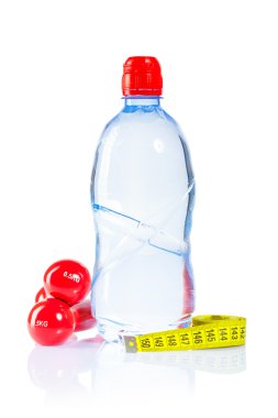 yalıtılmış bir şişe dumbell ve teyp