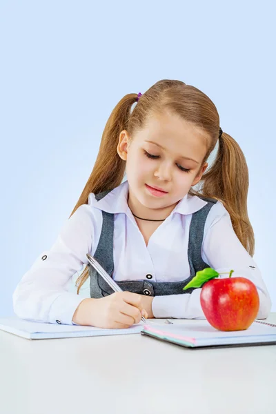 Een klein meisje schrijven — Stockfoto