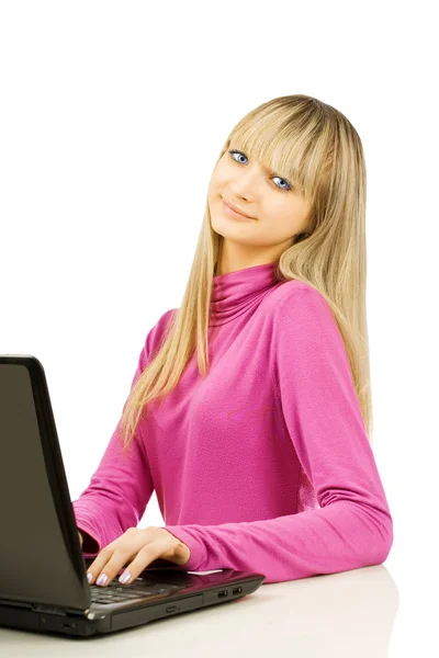 Een yung meisje met laptop — Stockfoto