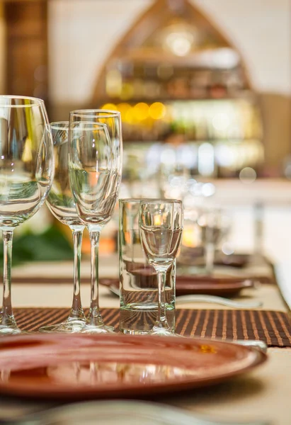 Vinos vacíos en la mesa — Foto de Stock