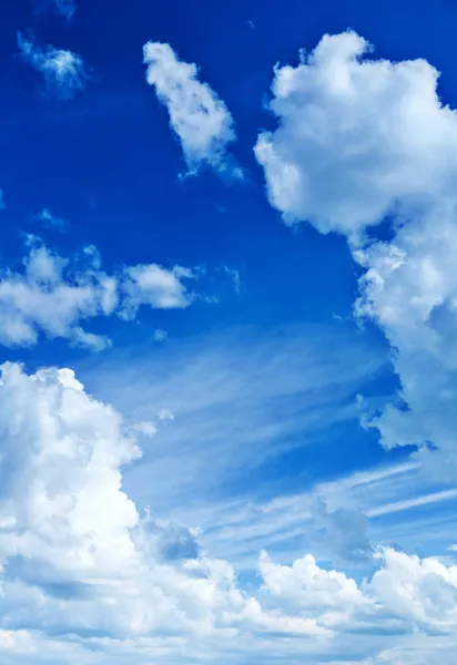 Céu nublado azul diurno — Fotografia de Stock