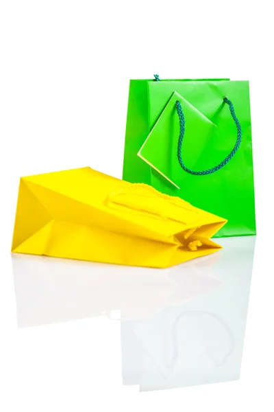 Bolsa de papel amarillo y verde aislada — Foto de Stock