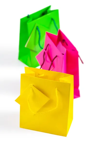 Üç renkli izole kağıt torbalar — Stok fotoğraf