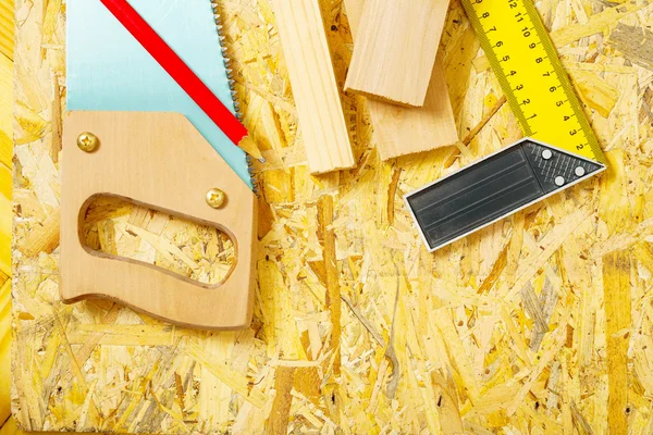 Plywooden ボード上の大工道具 — ストック写真