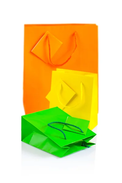 Tres bolsas de papel de color aisladas — Foto de Stock