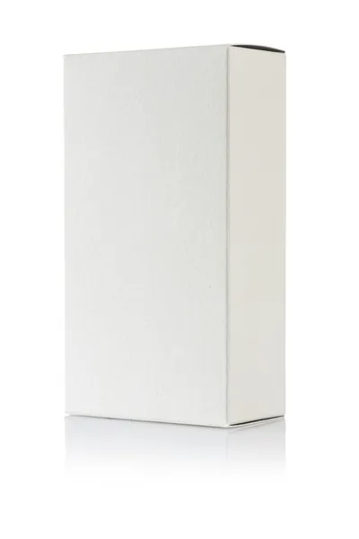 Белый бумажный ящик изолирован — стоковое фото