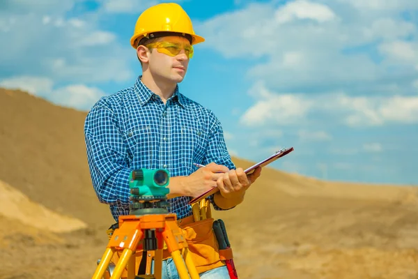 Un trabajador sujetando portapapeles — Foto de Stock