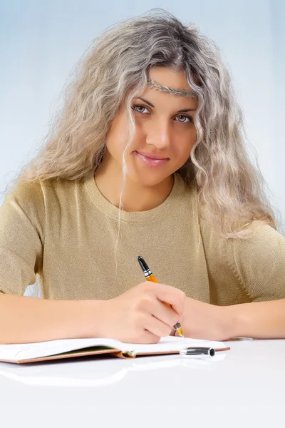 Όμορφη ξανθιά γράφει με ένα στυλό — Φωτογραφία Αρχείου