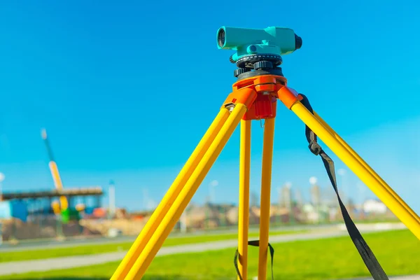 Blick auf den Theodolit auf einem Himmelshintergrund — Stockfoto