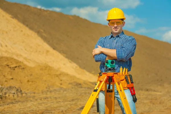 Un trabajador con teodolito — Foto de Stock