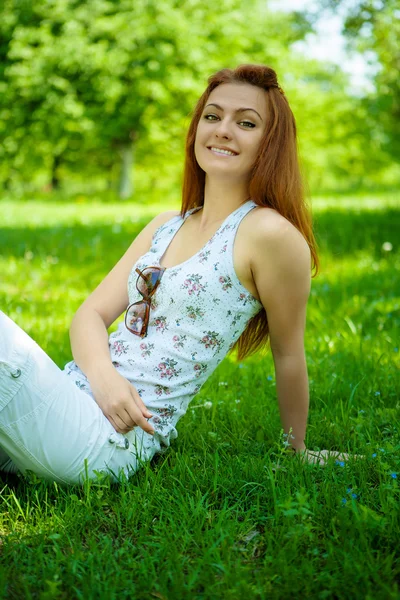 Brunette op groen gras — Stockfoto