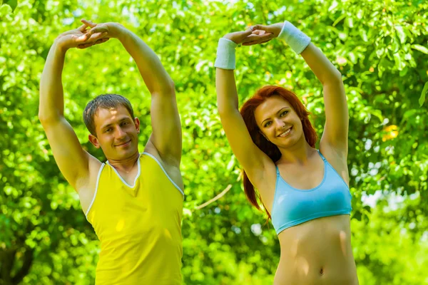 Casal fazer exercício — Fotografia de Stock