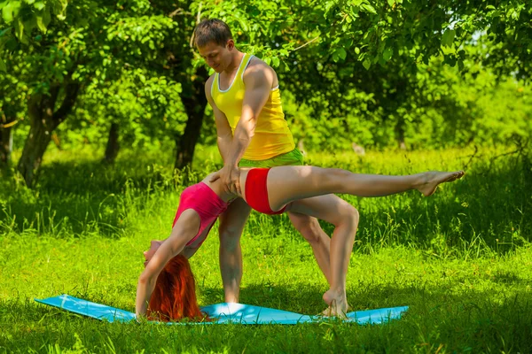 男子帮助女性做 gimnastic — 图库照片