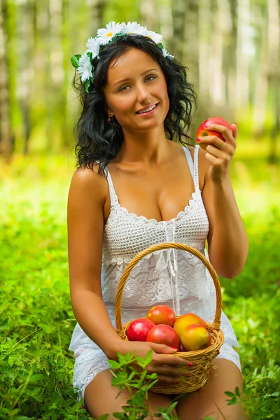 Una giovane femmina che tiene mela — Foto Stock