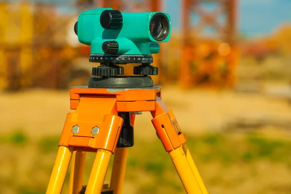 Vista de cerca en el viejo teodolito en el lugar de construcción —  Fotos de Stock