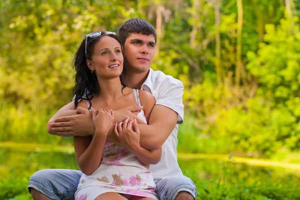 Una pareja abrazadora —  Fotos de Stock