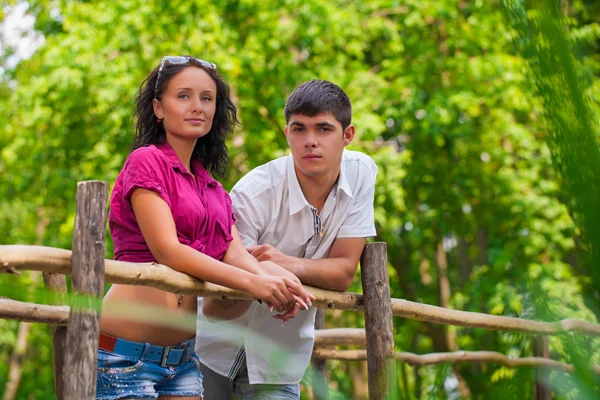 Casal na natureza cozinhando na câmera — Fotografia de Stock