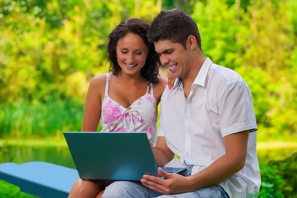 Park içinde laptop Çift — Stok fotoğraf