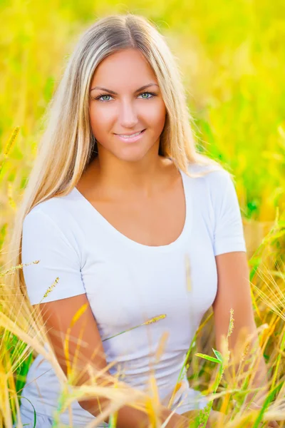 Une belle blonde vêtue de blanc — Photo