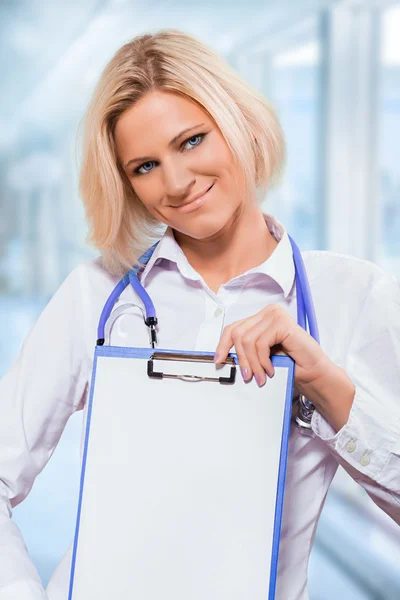 En trevlig kvinnlig läkare — Stockfoto