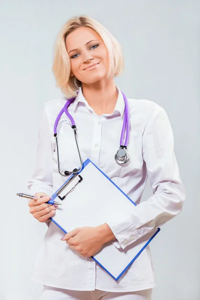 Female doctor with a clipboard — Stock Photo, Image
