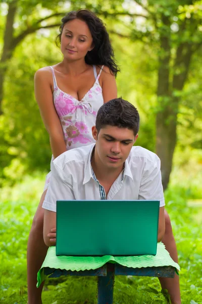 Paar in Laptop eingesperrt — Stockfoto