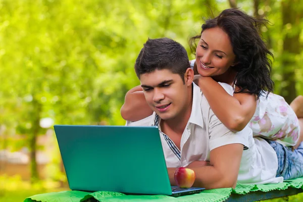 Mann und Frau mit Laptop — Stockfoto