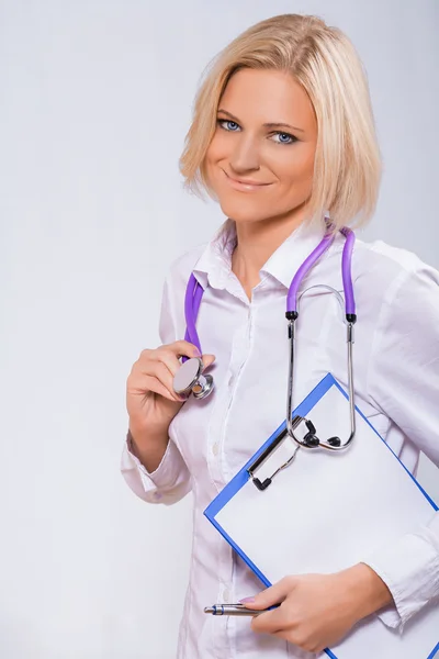 Uśmiechnięta kobieta medyczny lekarz — Zdjęcie stockowe