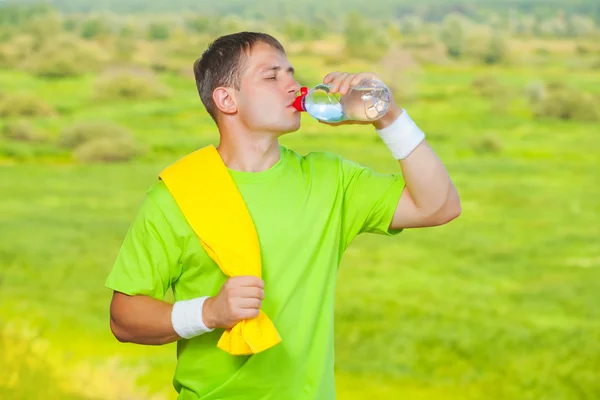 スポーツマンの飲料水ボトルから — ストック写真