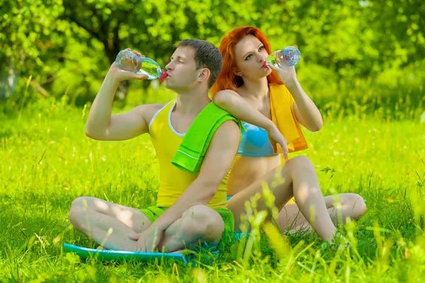 Sports couple on nature — Stock Photo, Image