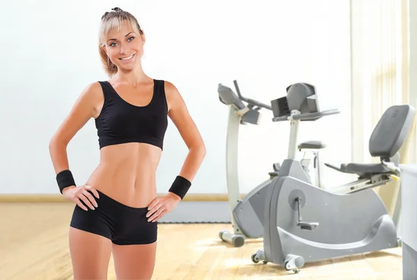 A young sports girl in gim — Stock Photo, Image