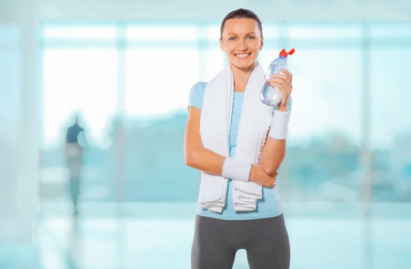 Eine Sportlerin mit Wasserflasche — Stockfoto