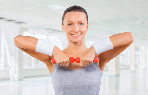 Sportswoman lifting weights — Stock Photo, Image