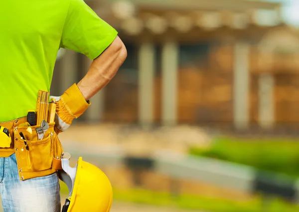 Werkzeuge im Gürtel des Arbeiters aus nächster Nähe Stockbild