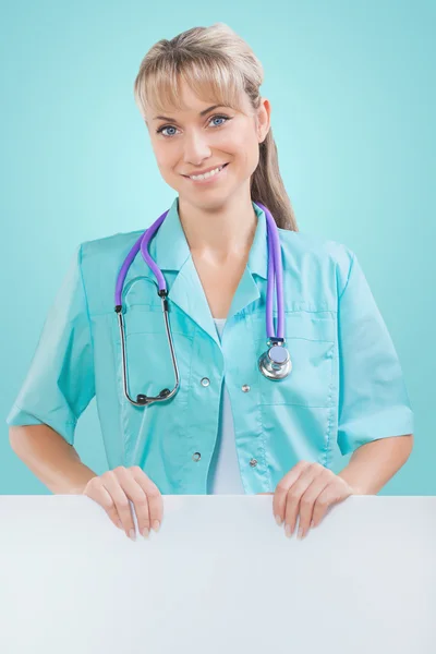 Female doctor presenting empty board — Stock Photo, Image