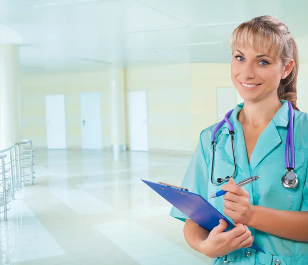 Una doctora sujetando portapapeles — Foto de Stock