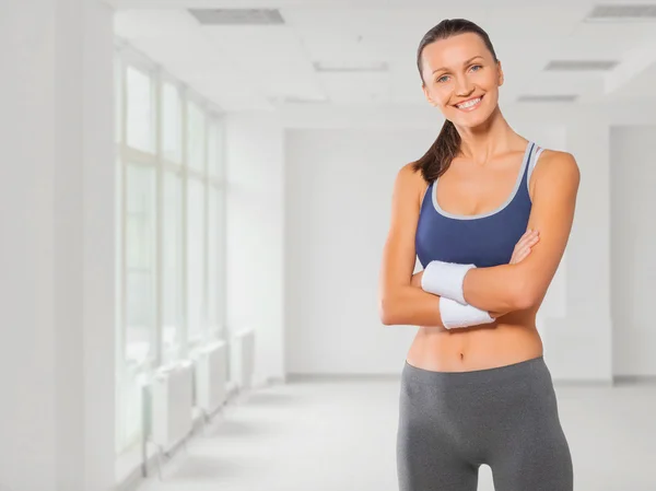 Vackra fitness tjej ler armarna korsade — Stockfoto