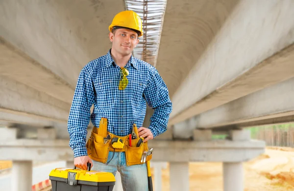 Bauunternehmer unter der Brücke — Stockfoto