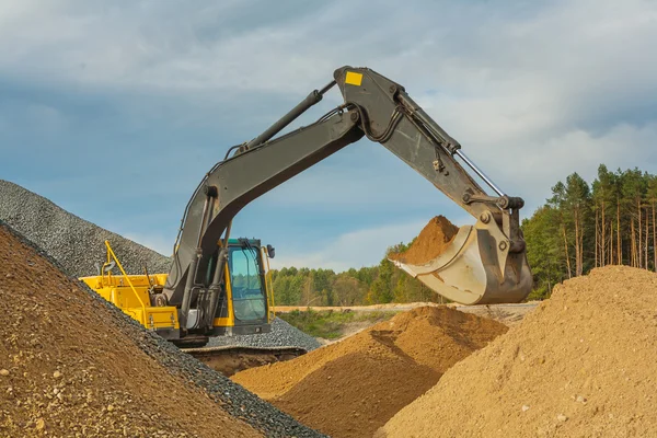 Bagger bewegt Sand — Stockfoto