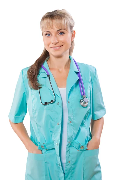 Amable médico femenino con las manos en los bolsillos — Foto de Stock