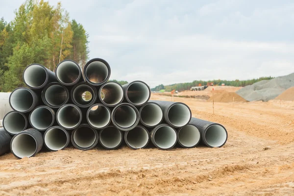 Stapel van grote buizen op bouw plaats — Stockfoto