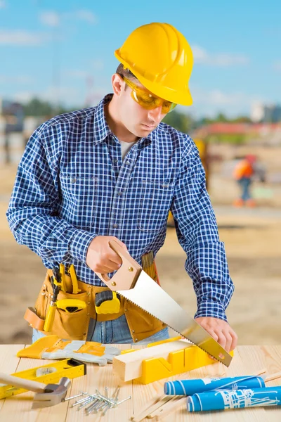 Mannen met hansaw af te snijden — Stockfoto