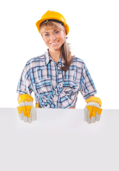 Sonriente joven y feliz trabajadora de la construcción con pancarta blanca —  Fotos de Stock