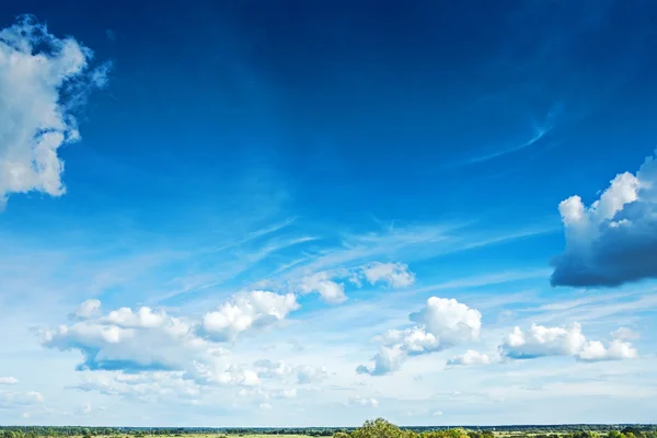 Lucht met cumuluswolken — Stockfoto