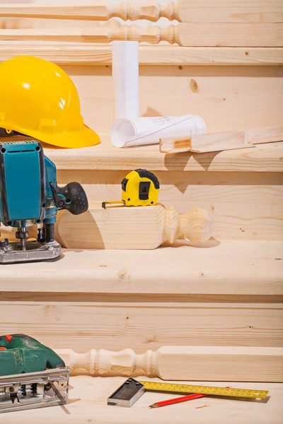 Conjunto de herramientas de trabajo en seteps de escalera de madera —  Fotos de Stock