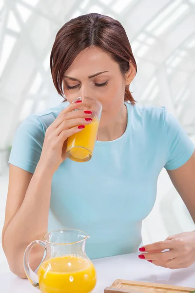 Beatiful femminile bere succo d'arancia — Foto Stock