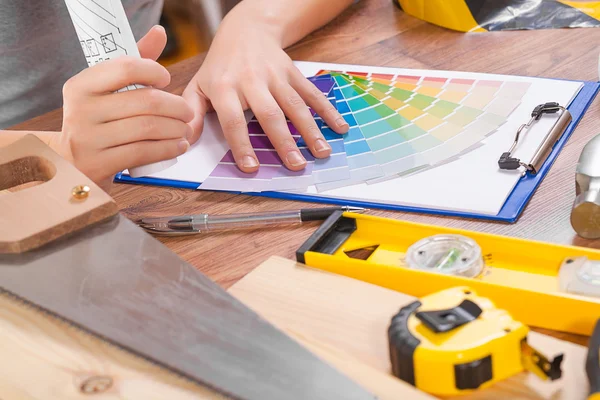 Hands of wemale on color palette — Stock Photo, Image