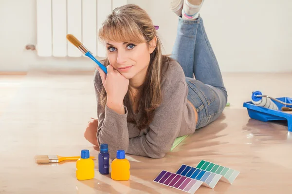 Feminino paintier no chão — Fotografia de Stock