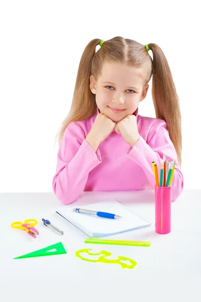 Lachende school meisje zitten aan tafel — Stockfoto