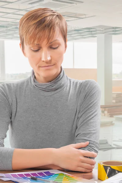 Female worker at table see on color palette — Stock Photo, Image